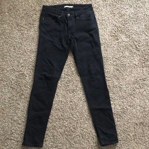 Black skinny Levi’s!